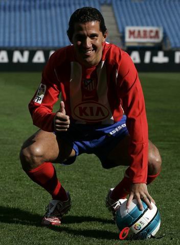 图文-巴西中场埃勒加盟马竞 竖起大拇指暗示最棒